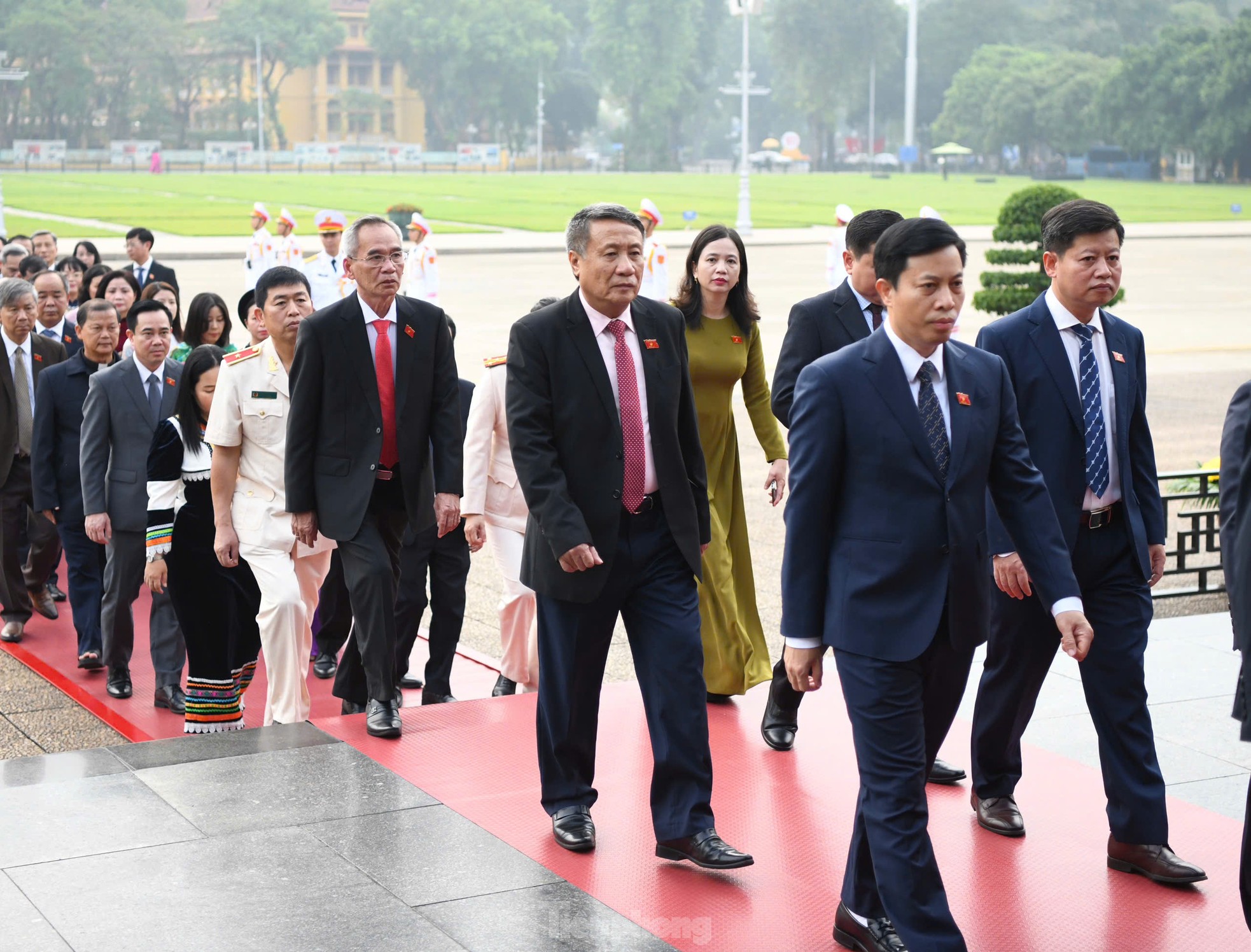 Lãnh đạo Đảng, Nhà nước và các đại biểu Quốc hội vào Lăng viếng Chủ tịch Hồ Chí Minh- Ảnh 3.