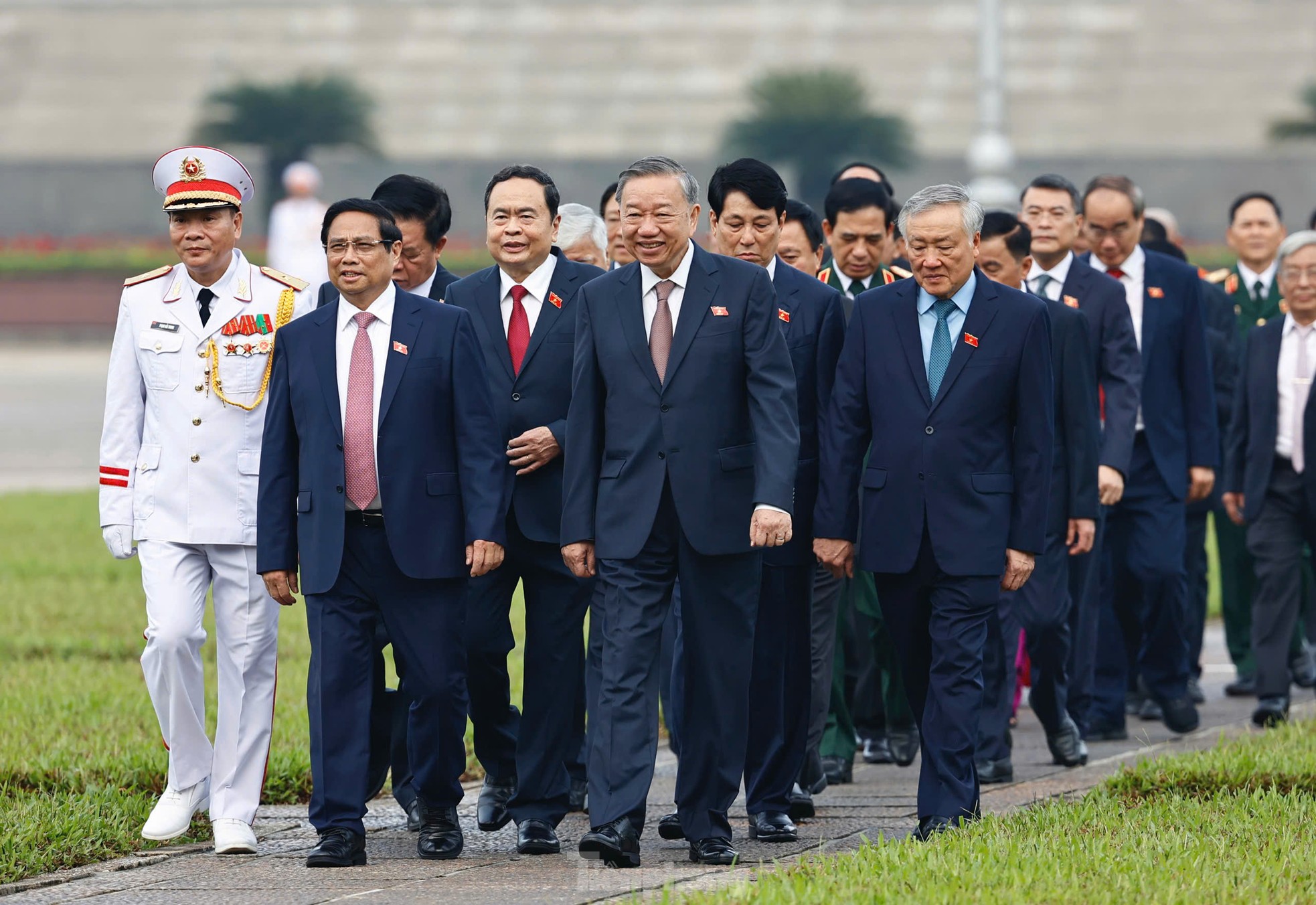 Lãnh đạo Đảng, Nhà nước và các đại biểu Quốc hội vào Lăng viếng Chủ tịch Hồ Chí Minh- Ảnh 5.