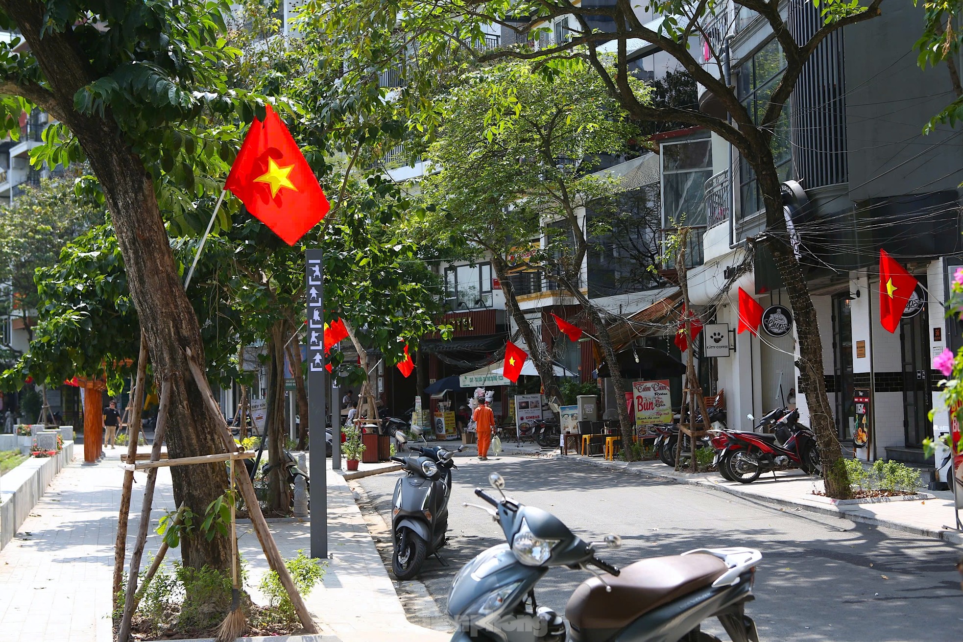 Tuyến phố đi bộ gần 30 tỷ đồng tại Hà Nội vắng hoe sau hơn một tuần mở cửa- Ảnh 4.