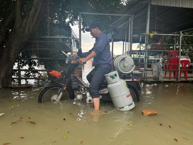 Nhiều tòa nhà chọc trời ở TPHCM, Bình Dương mờ khuất trong mây mù- Ảnh 4.