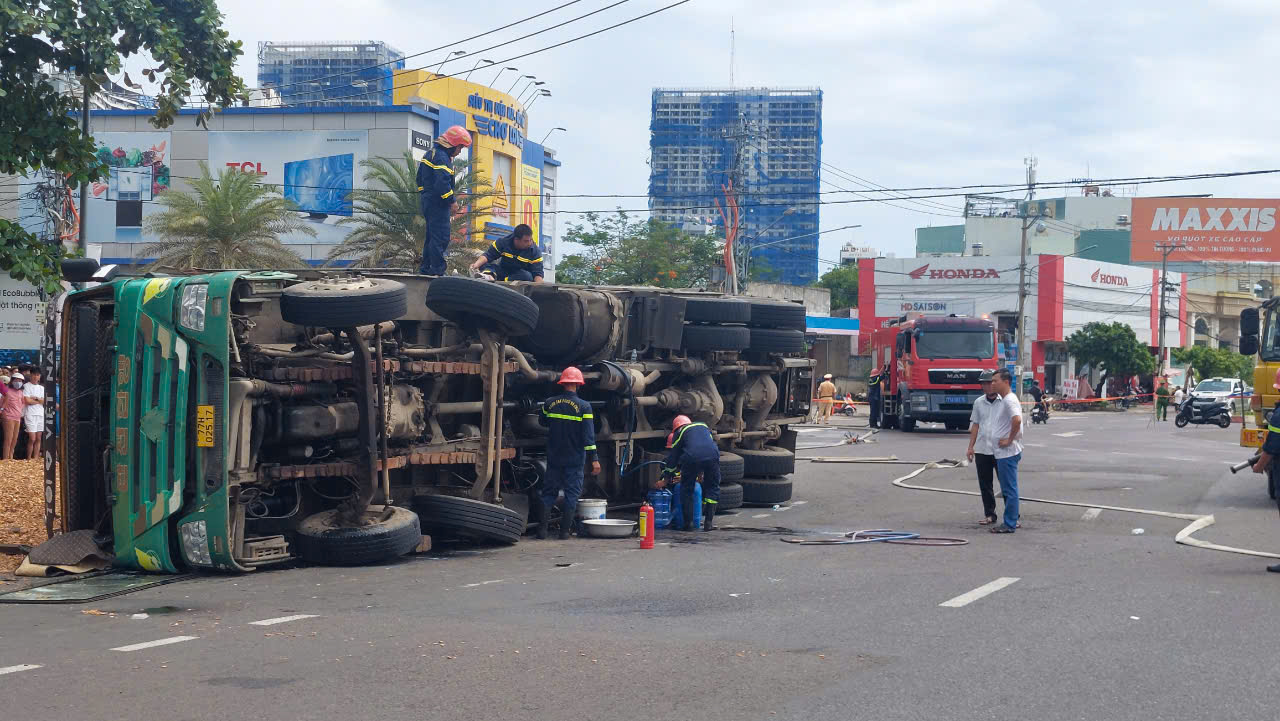 Mẹ ôm thi thể con trai vào lòng, đau đớn tột cùng sau vụ lật xe, đè 3 người tử vong- Ảnh 1.