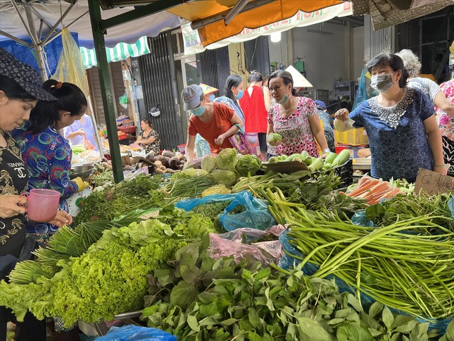 Lo ngại hàng hóa 'leo thang'- Ảnh 1.