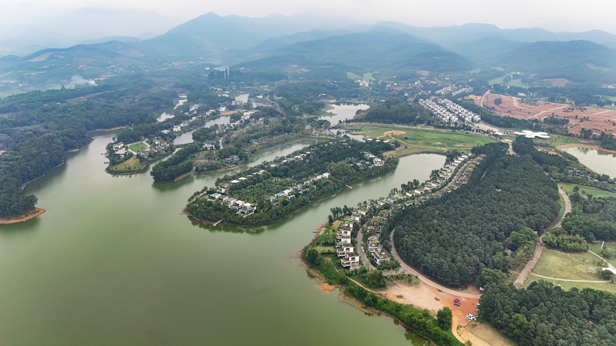 Toàn cảnh hồ nước được đào trên vùng núi có chiều dài lên đến 30 km, dung tích nước lớn gấp 25 hồ Tây- Ảnh 13.