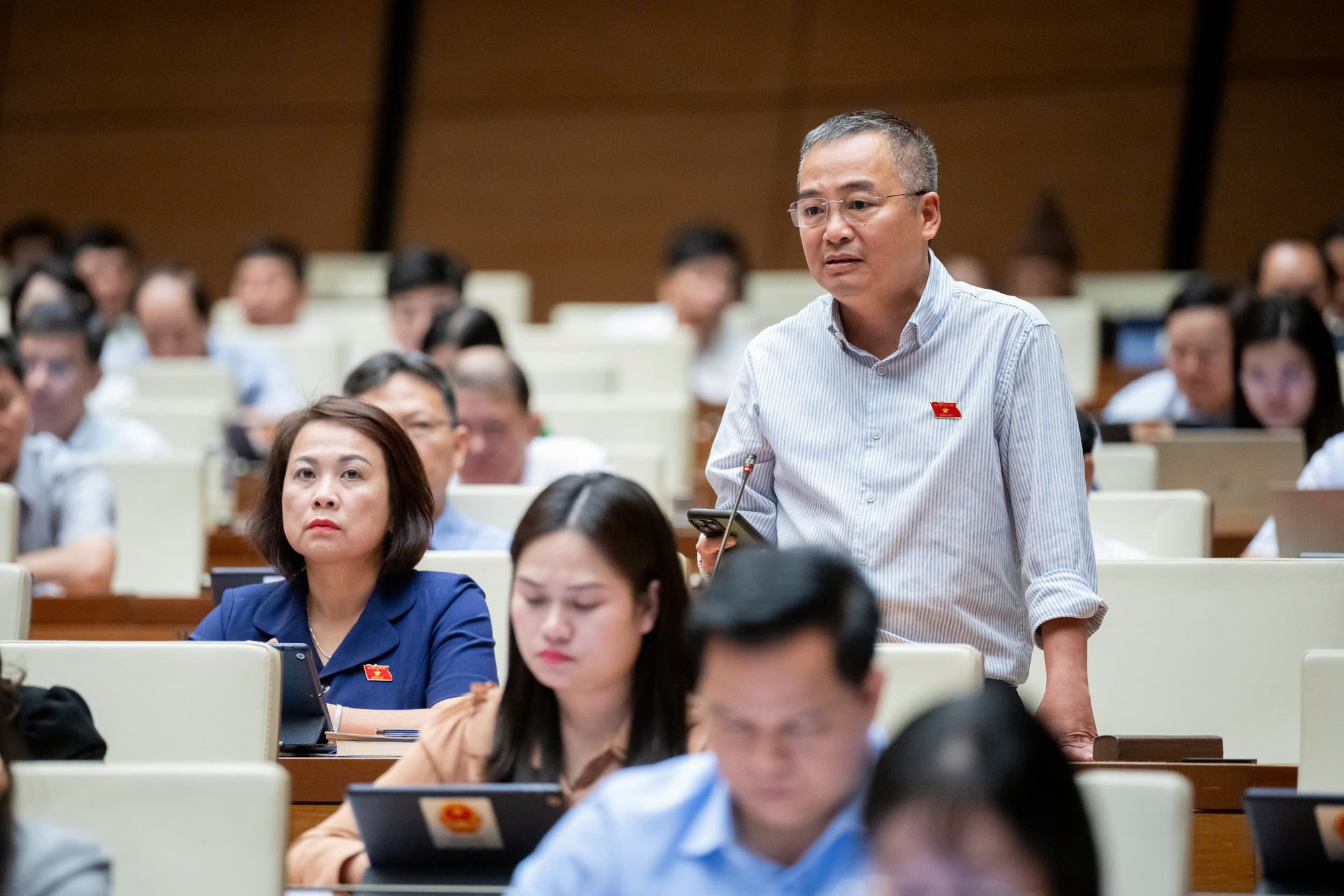 ĐB Phạm Khánh Phong Lan: Cần quy định rõ 1 viên thuốc được qua bao nhiêu nấc trung gian- Ảnh 2.