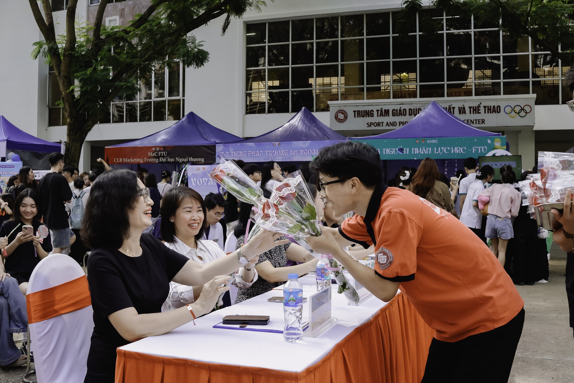 Hàng ngàn sinh viên tập trung kín mít ở sân một trường ĐH top đầu tại Hà Nội từ sáng đến đêm: Chuyện gì đây?- Ảnh 5.