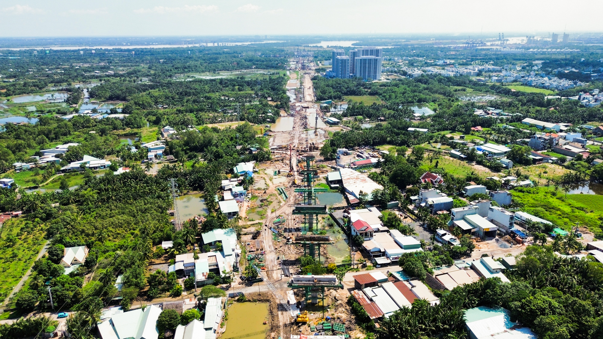 Toàn cảnh đoạn đường trên cao dài 13 km đang dần thành hình, nằm trong siêu dự án gần 75.400 tỷ, chạy xuyên tâm đại đô thị của Vinhomes- Ảnh 10.