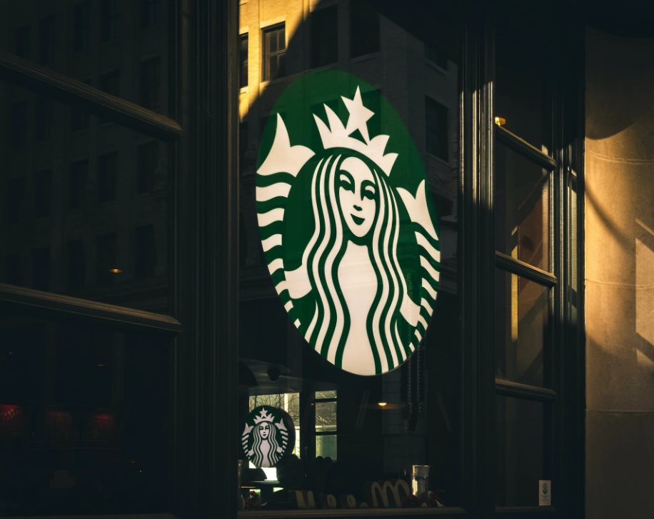 Starbucks chìm vào khủng hoảng: Doanh số giảm 7%, phải hoãn báo cáo kế hoạch cho năm 2025, bí kíp thành công trong đại dịch Covid-19 đang phản tác dụng- Ảnh 2.