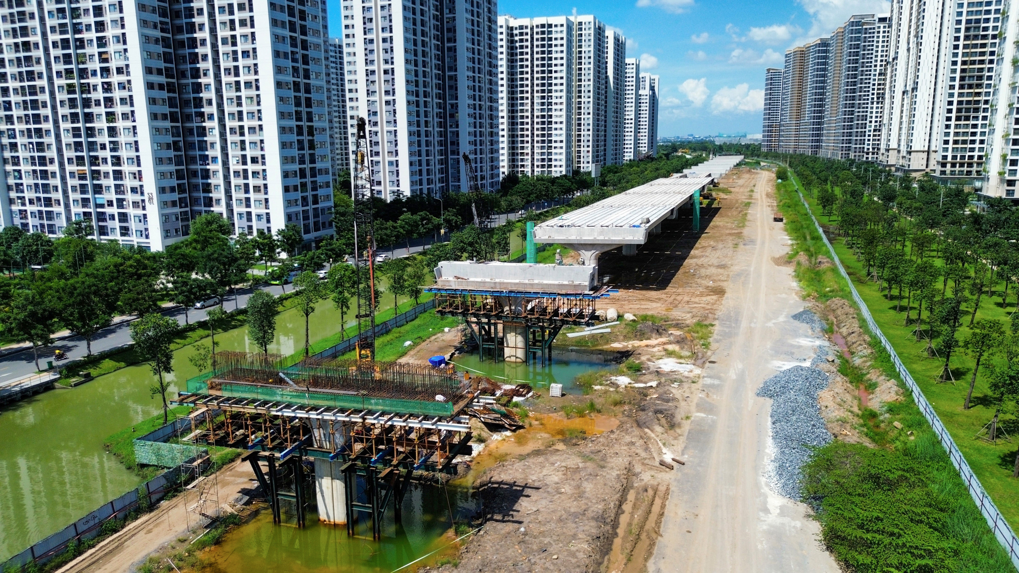 Toàn cảnh đoạn đường trên cao dài 13 km đang dần thành hình, nằm trong siêu dự án gần 75.400 tỷ, chạy xuyên tâm đại đô thị của Vinhomes- Ảnh 3.