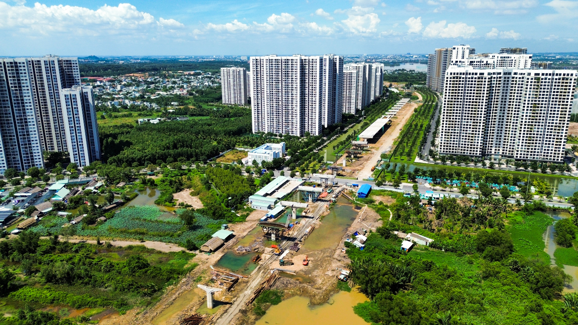 Toàn cảnh đoạn đường trên cao dài 13 km đang dần thành hình, nằm trong siêu dự án gần 75.400 tỷ, chạy xuyên tâm đại đô thị của Vinhomes- Ảnh 4.