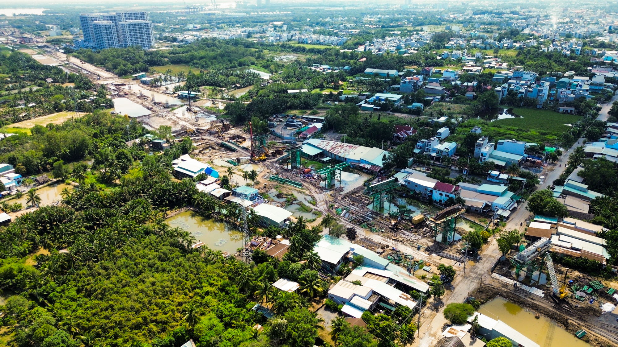 Toàn cảnh đoạn đường trên cao dài 13 km đang dần thành hình, nằm trong siêu dự án gần 75.400 tỷ, chạy xuyên tâm đại đô thị của Vinhomes- Ảnh 5.