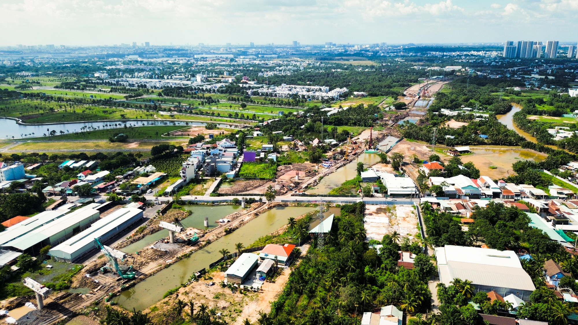 Toàn cảnh đoạn đường trên cao dài 13 km đang dần thành hình, nằm trong siêu dự án gần 75.400 tỷ, chạy xuyên tâm đại đô thị của Vinhomes- Ảnh 9.