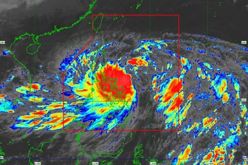 Toàn Philippines bị vùng mây bão Trami che lấp: Vào Biển Đông có tăng cấp cuồng phong?- Ảnh 1.