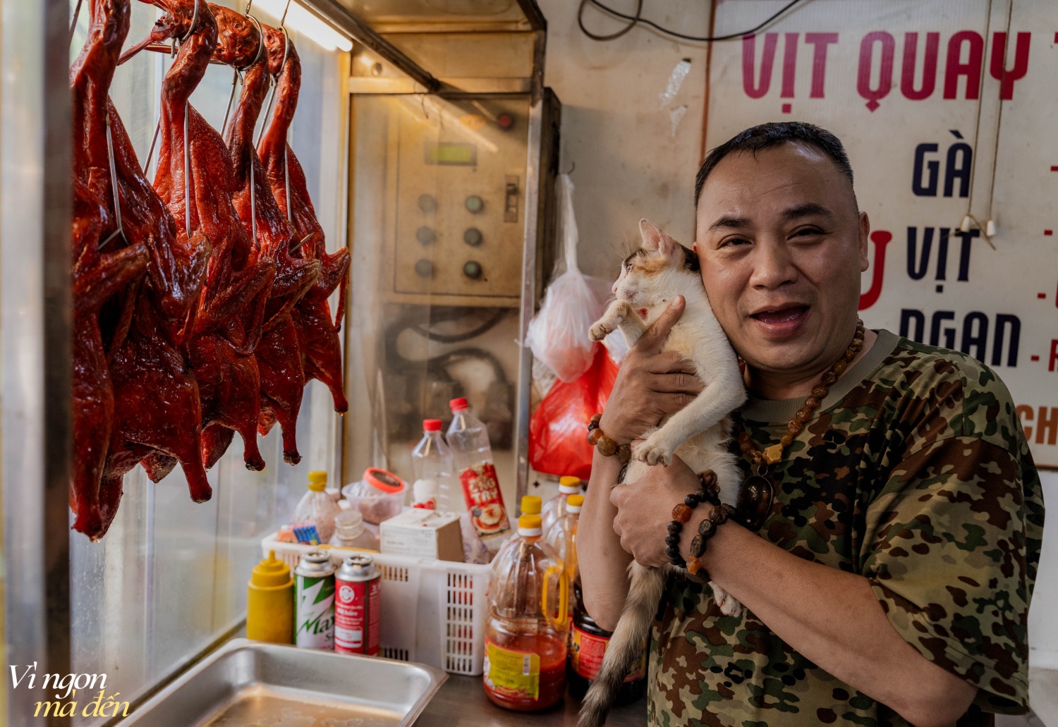 Chồng bỏ việc bếp trưởng khách sạn 4 sao về cùng vợ mở quán vịt quay bình dân, có ngày làm vài trăm con giao khắp các tỉnh thành- Ảnh 6.