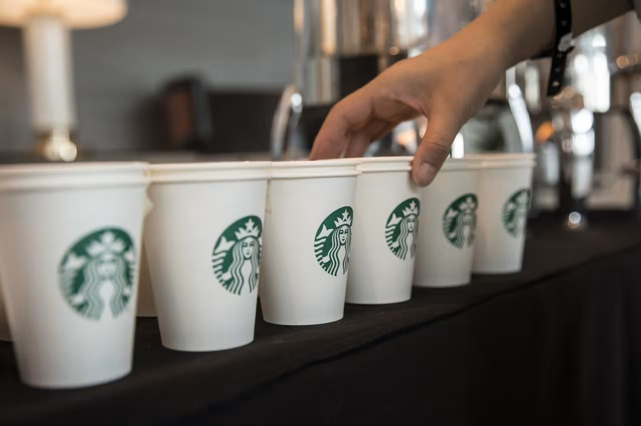 Starbucks chìm vào khủng hoảng: Doanh số giảm 7%, phải hoãn báo cáo kế hoạch cho năm 2025, bí kíp thành công trong đại dịch Covid-19 đang phản tác dụng- Ảnh 1.