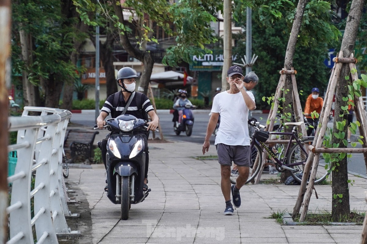 Người dân Thủ đô 'đau đầu nhức óc' vì mùi hôi thối do cá chết trắng tại Hồ Tây- Ảnh 6.