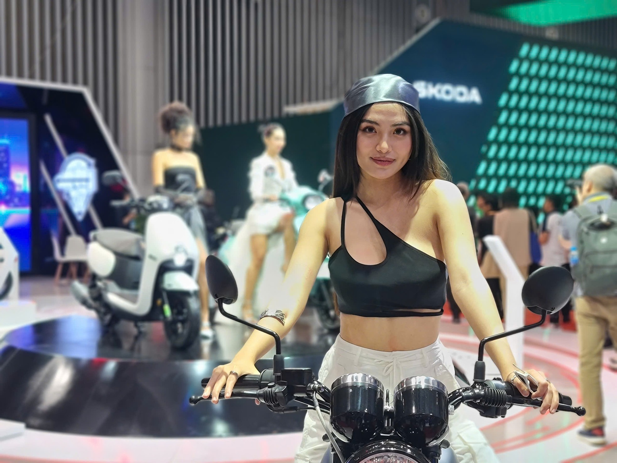 'Bóng hồng' khoe sắc tại Vietnam Motor Show 2024- Ảnh 10.