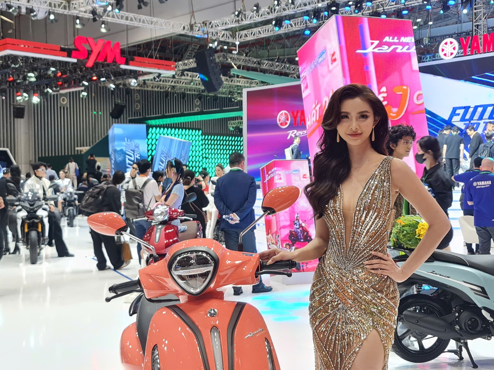 'Bóng hồng' khoe sắc tại Vietnam Motor Show 2024- Ảnh 8.