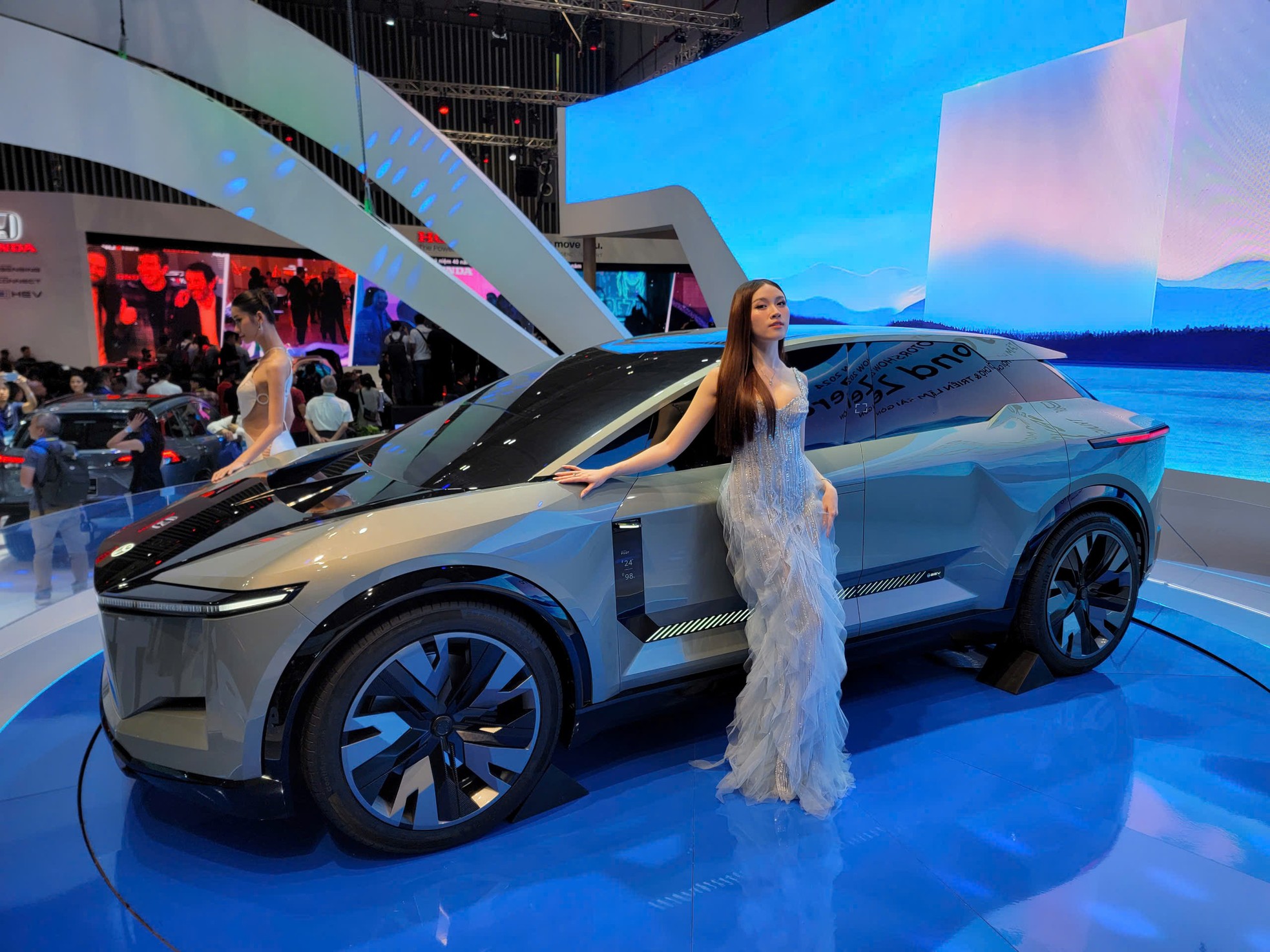 'Bóng hồng' khoe sắc tại Vietnam Motor Show 2024- Ảnh 17.