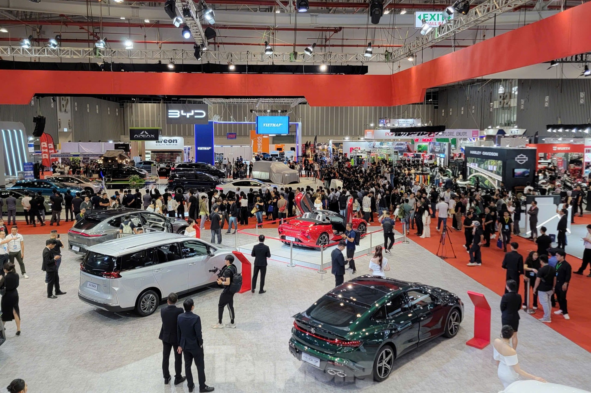 'Bóng hồng' khoe sắc tại Vietnam Motor Show 2024- Ảnh 1.