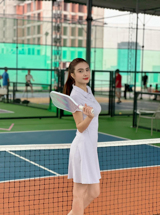 Em gái Công Vinh U40 vẫn trẻ như gái đôi mươi, vóc dáng nóng bỏng trên sân pickleball mới gây chú ý