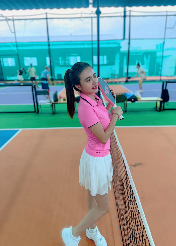 Em gái Công Vinh U40 vẫn trẻ như gái đôi mươi, vóc dáng nóng bỏng trên sân pickleball mới gây chú ý