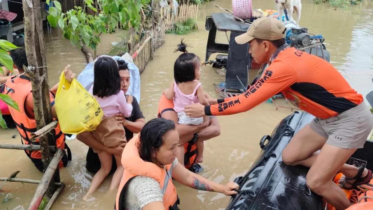 Bão Trami chưa qua, Philippines cảnh báo vùng áp thấp mới- Ảnh 1.