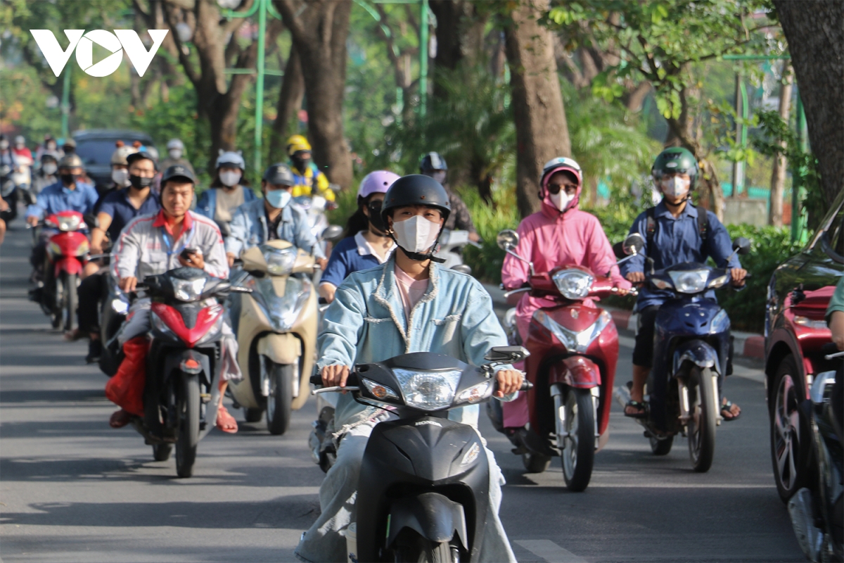 Hà Nội se lạnh vào sáng sớm, người dân khoác áo ấm ra đường- Ảnh 10.