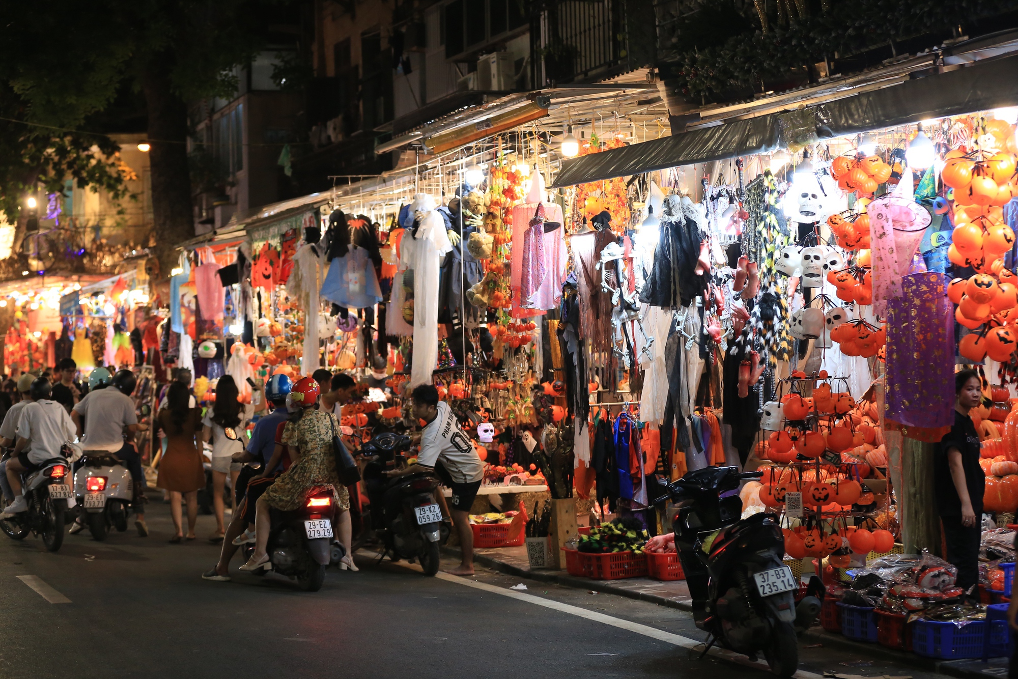 Khung cảnh "lạ" ở tuyến phố nổi tiếng Hà Nội: Đi chơi Halloween nhưng lại rất... Giáng Sinh!- Ảnh 2.