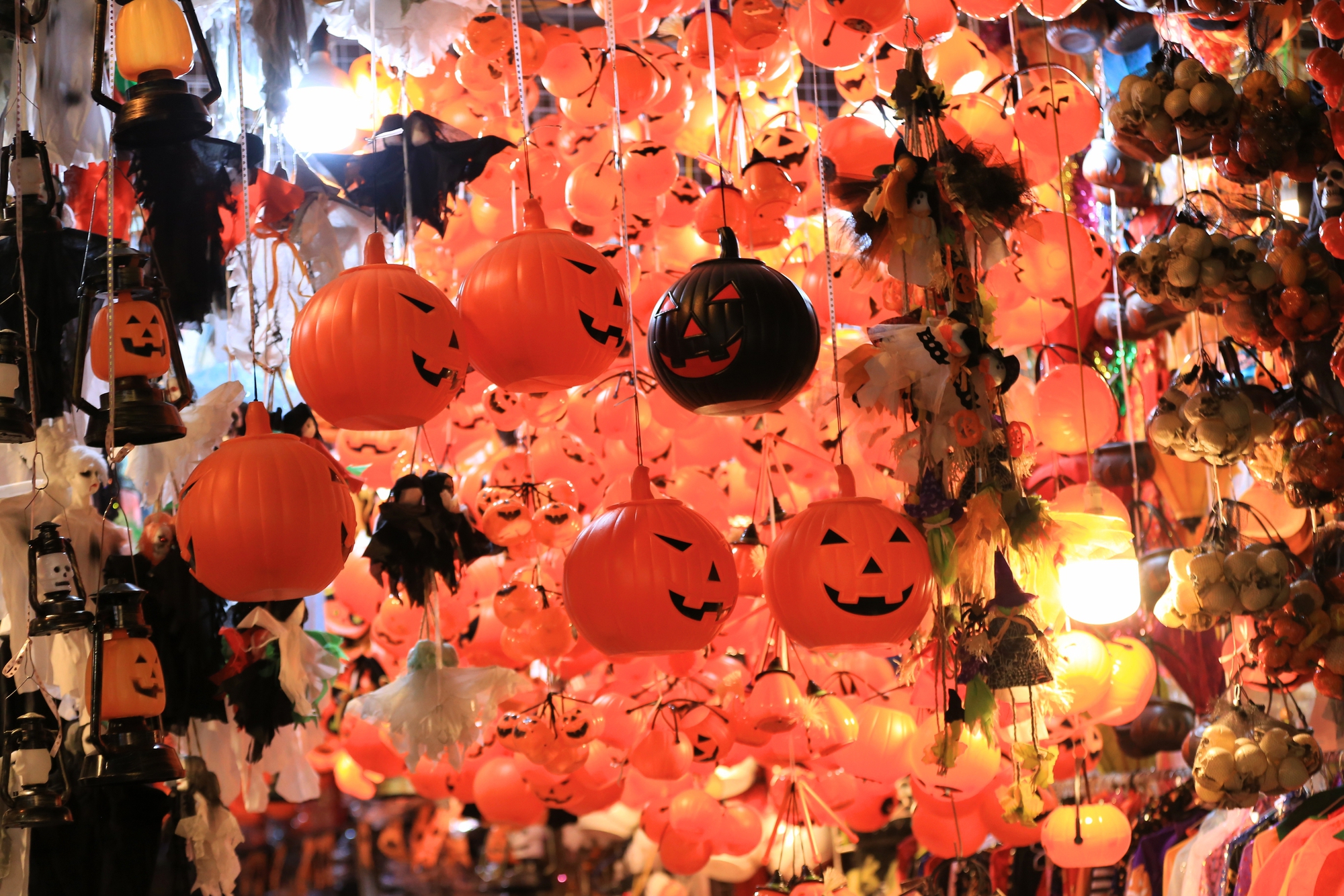 Khung cảnh "lạ" ở tuyến phố nổi tiếng Hà Nội: Đi chơi Halloween nhưng lại rất... Giáng Sinh!- Ảnh 8.