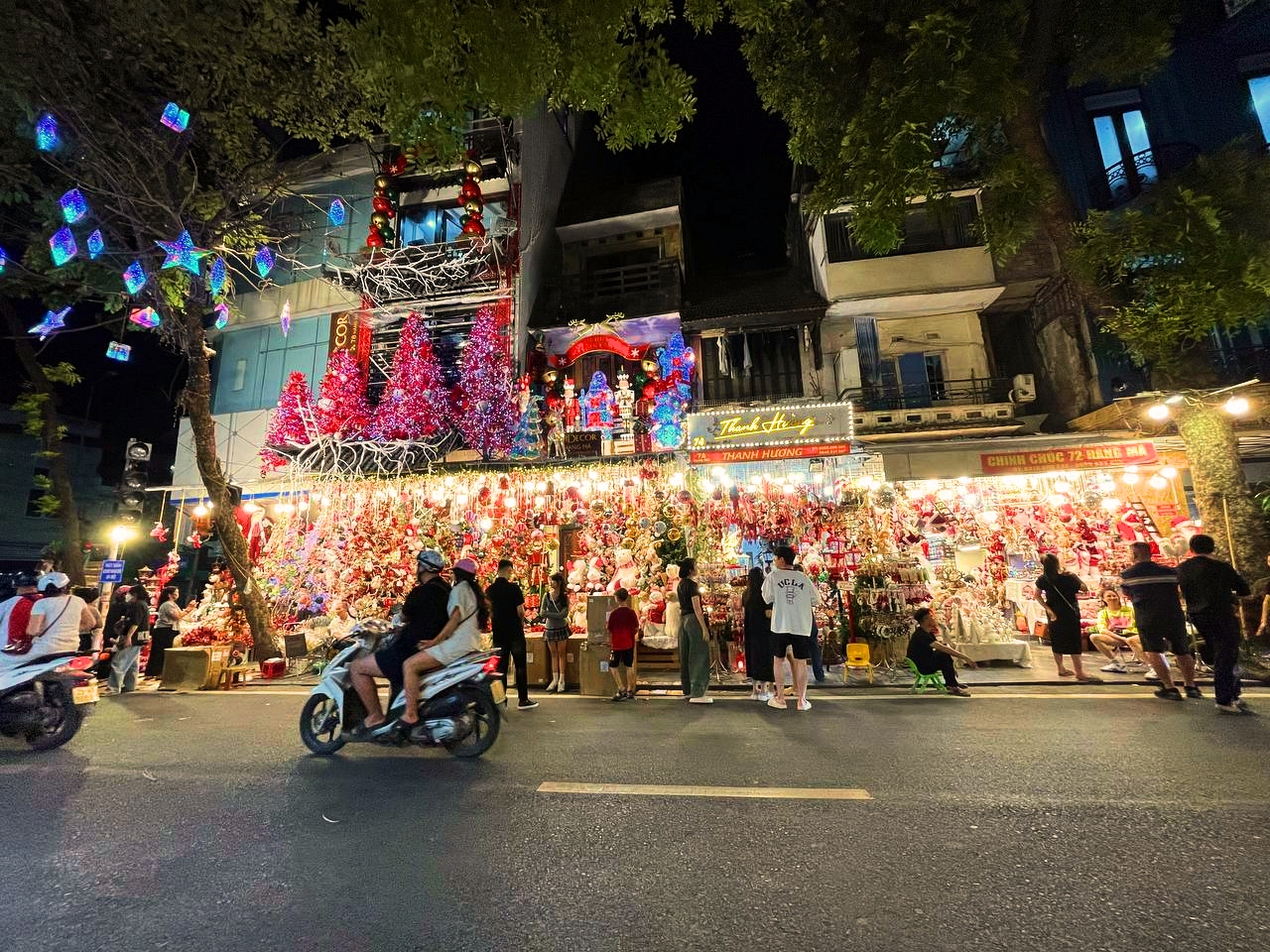 Khung cảnh "lạ" ở tuyến phố nổi tiếng Hà Nội: Đi chơi Halloween nhưng lại rất... Giáng Sinh!- Ảnh 21.