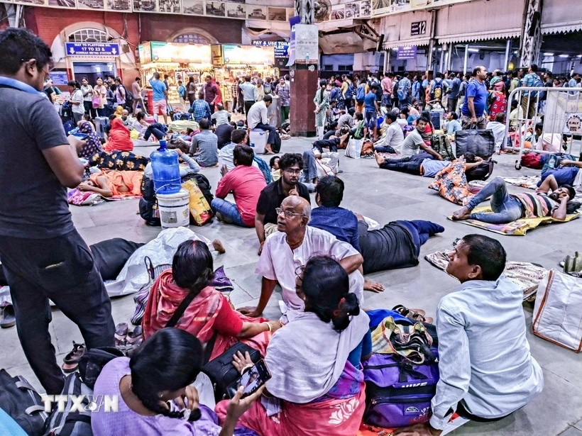 Siêu bão Dana đổ bộ bờ biển phía Đông Ấn Độ gây ngập lụt, gián đoạn các chuyến bay- Ảnh 1.