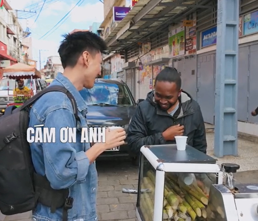 Người đàn ông lạ mặt ở Châu Phi bất ngờ làm 1 chuyện với Khoai Lang Thang ngay giữa đường, có cản cũng không được- Ảnh 4.