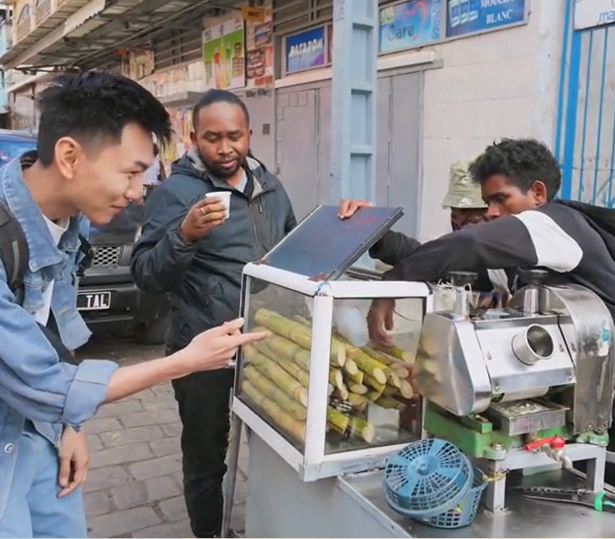 Người đàn ông lạ mặt ở Châu Phi bất ngờ làm 1 chuyện với Khoai Lang Thang ngay giữa đường, có cản cũng không được- Ảnh 2.