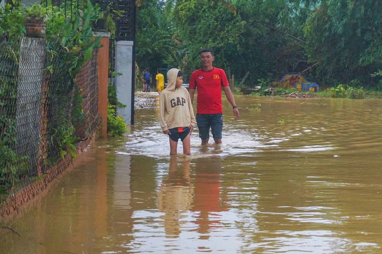 Bùn non, rác thải “bủa vây” sau bão số 6, người dân Đà Nẵng gấp rút làm ngay 1 việc- Ảnh 4.