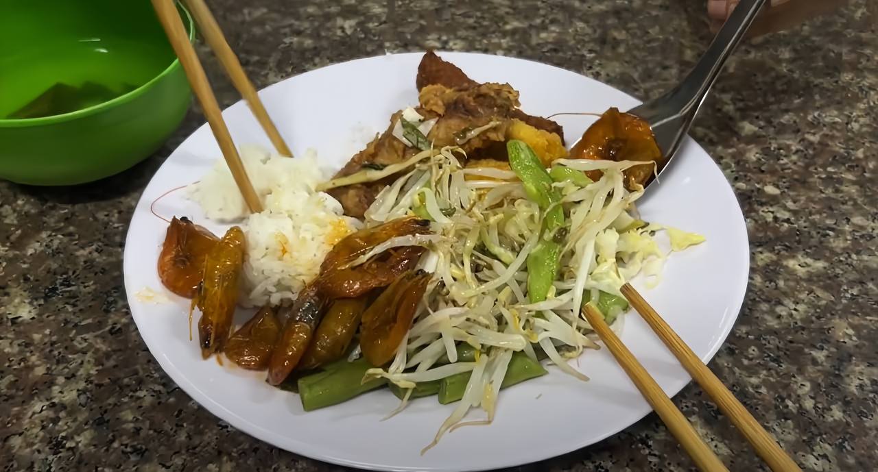 "Đột nhập" canteen ĐH Quốc gia Hà Nội: Được tự chọn món như buffet, suất ăn 35k mà "ê hề đồ", còn chất lượng ra sao?- Ảnh 5.