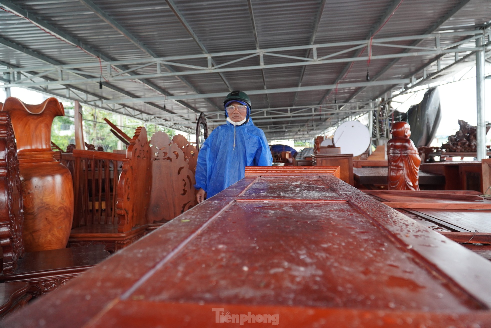 Bão Trà Mi đánh sập kho hàng gần 500 mét vuông trong tích tắc- Ảnh 3.