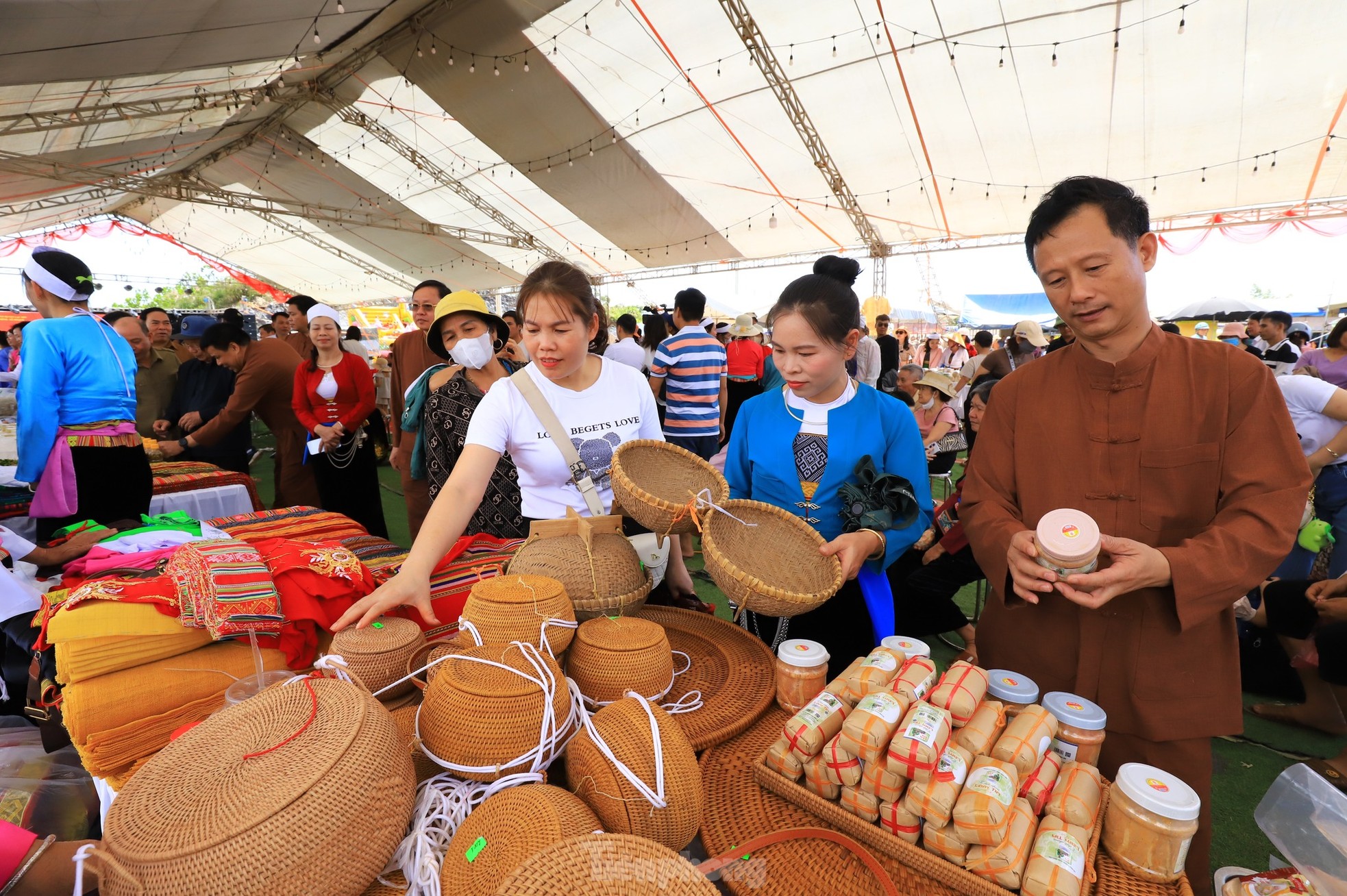 Những thửa ruộng bậc thang vàng óng ở Hòa Bình- Ảnh 2.