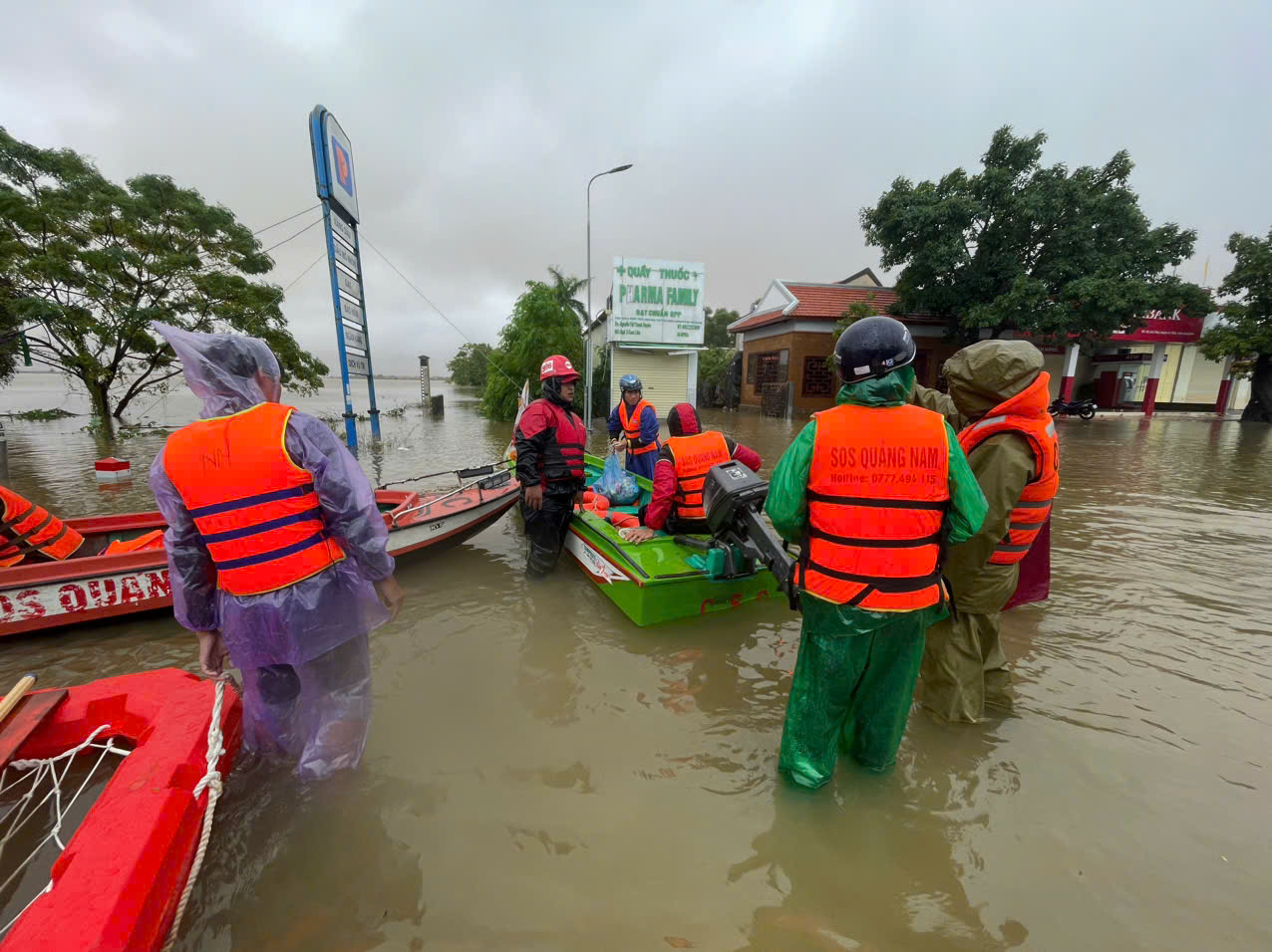 Lũ lớn sau bão số 6 ở Quảng Bình: "Nước lũ lên quá nhanh, không kịp trở tay..."- Ảnh 1.