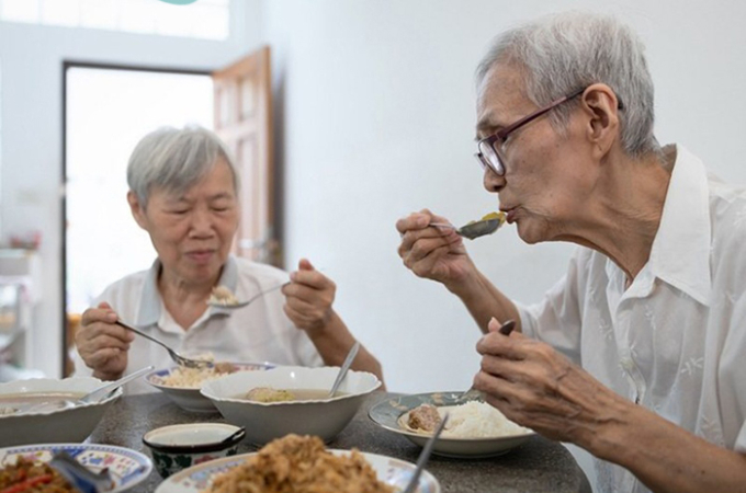 Cụ bà 98 tuổi 10 năm không ốm đau nhờ bí quyết đơn giản: “1 nhiều, 1 ít, ăn đủ 5 màu”- Ảnh 1.