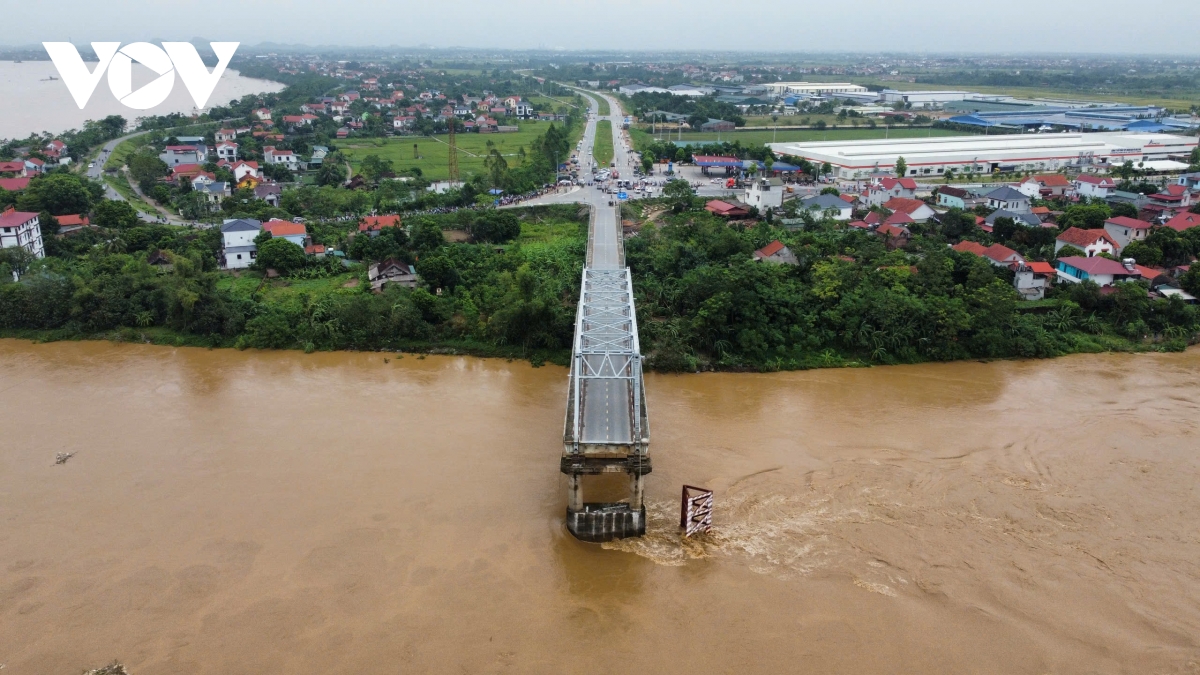 Chi gần 8,5 tỷ đồng phá dỡ phần còn lại của cầu Phong Châu sau khi sập- Ảnh 1.