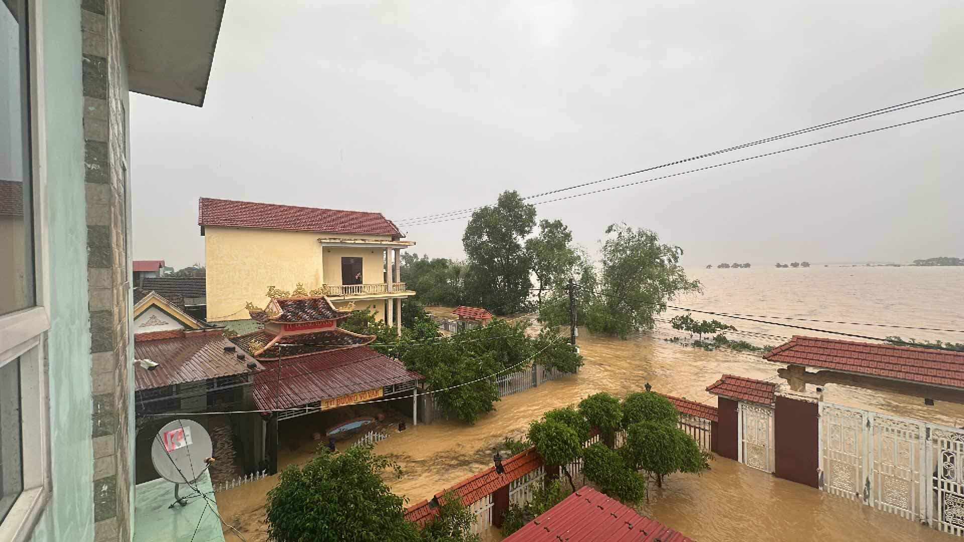 Lũ lớn sau bão số 6 ở Quảng Bình: "Nước lũ lên quá nhanh, không kịp trở tay..."- Ảnh 10.