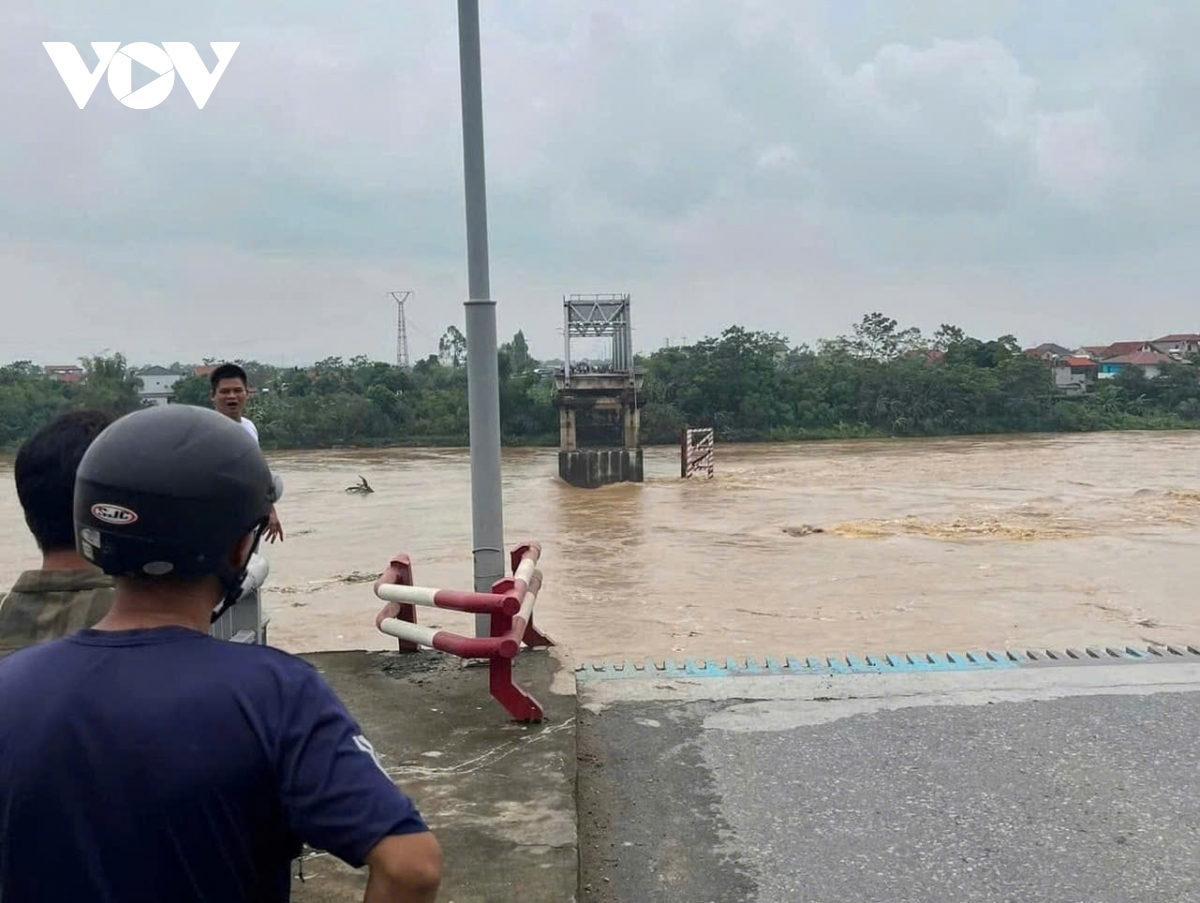 Chi gần 8,5 tỷ đồng phá dỡ phần còn lại của cầu Phong Châu sau khi sập- Ảnh 3.