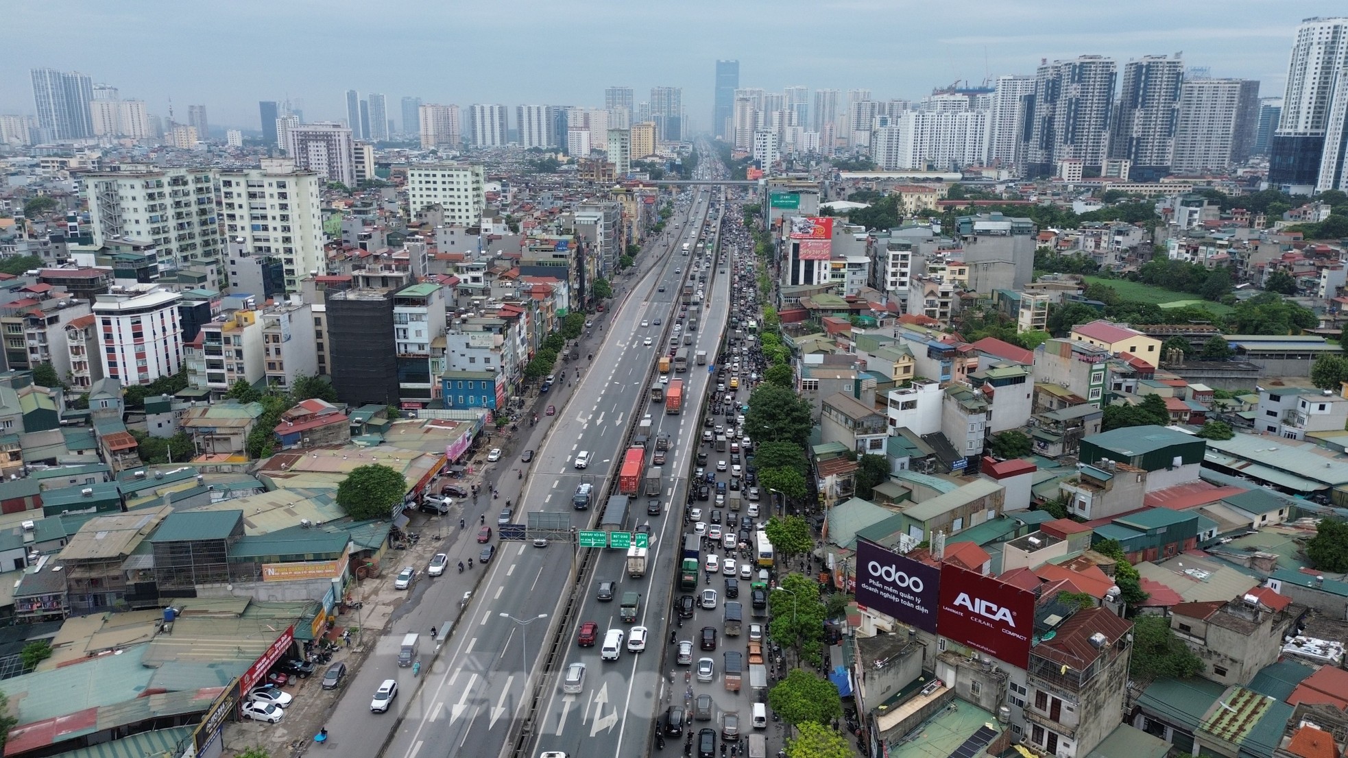 Thực trạng vỉa hè đường Nguyễn Xiển trước khi quận Thanh Xuân dự kiến chi 29 tỷ đồng cải tạo- Ảnh 1.