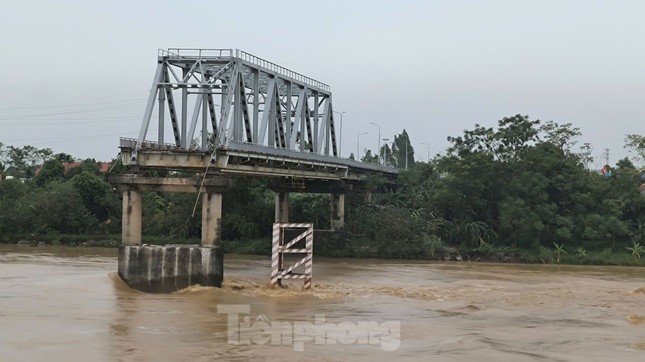 Lên phương án phá dỡ phần cầu Phong Châu còn lại- Ảnh 1.