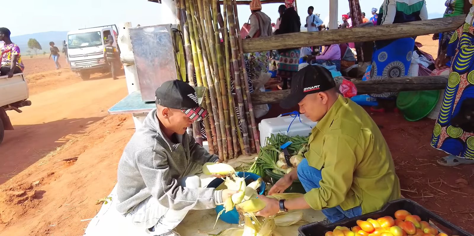 Bán nước mía ở hội chợ nông nghiệp, team Quang Linh châu Phi đón khách chật kín, mang cả dưa hấu khủng tặng Chủ tịch tỉnh- Ảnh 1.