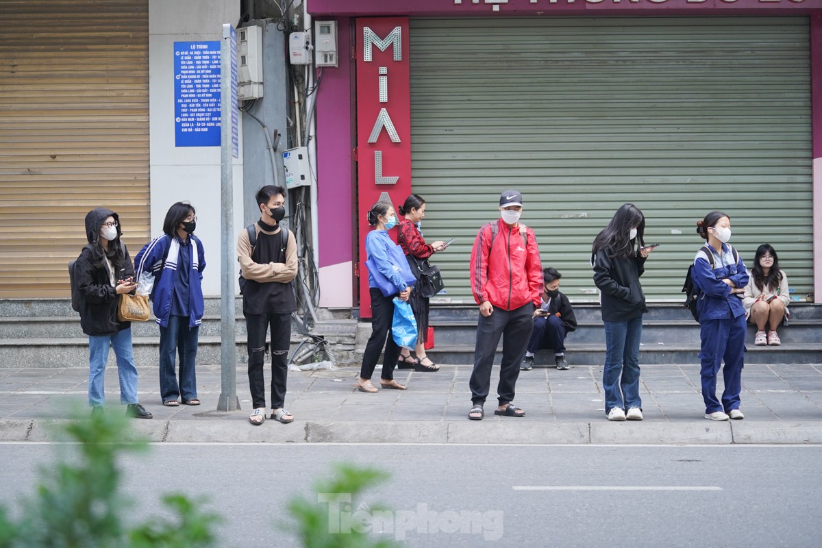 Người Hà Nội chật vật 'vượt' ùn tắc, gió lạnh đến công sở- Ảnh 11.