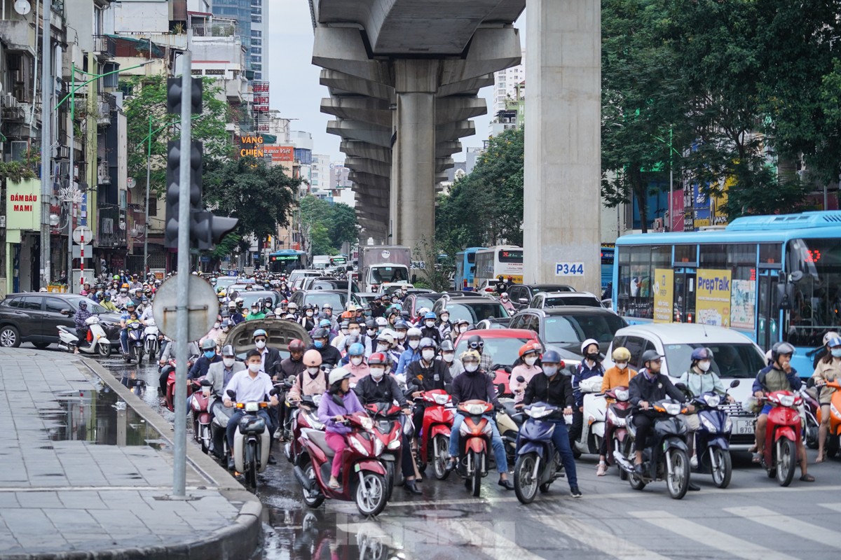 Người Hà Nội chật vật 'vượt' ùn tắc, gió lạnh đến công sở- Ảnh 5.