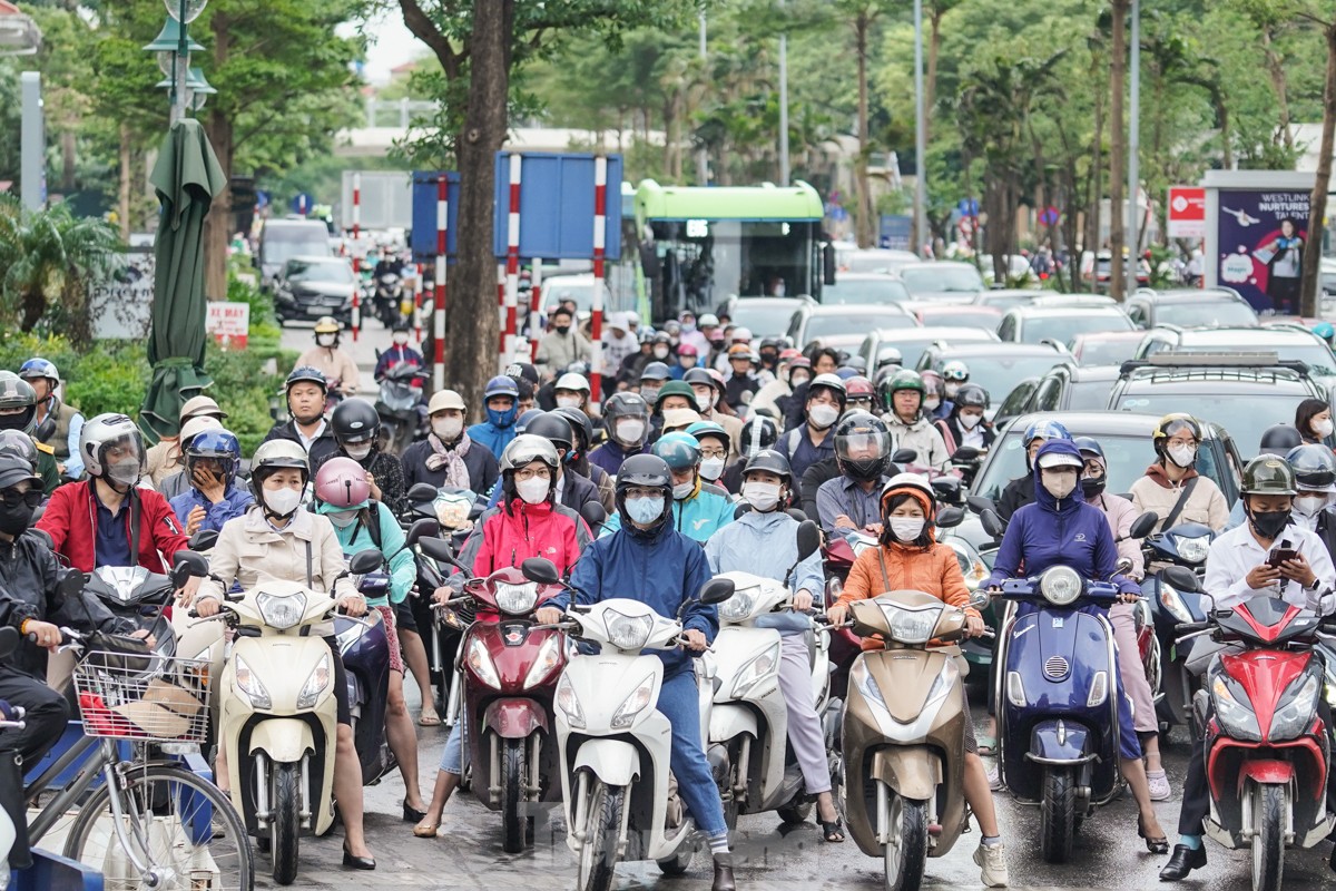 Người Hà Nội chật vật 'vượt' ùn tắc, gió lạnh đến công sở- Ảnh 4.