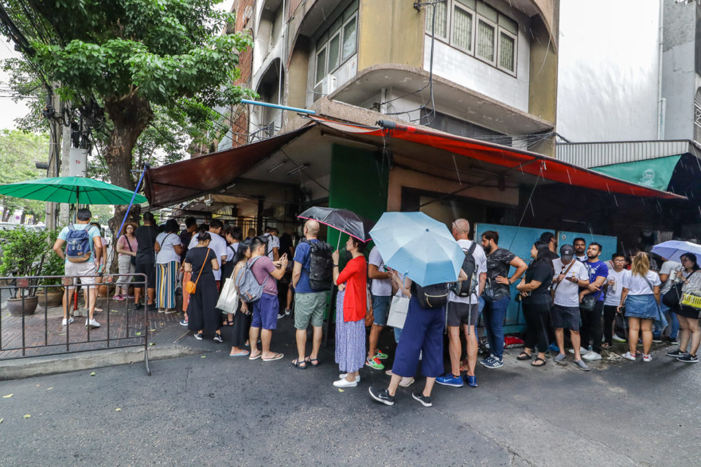 Huyền thoại trứng cuộn cua Raan Jay Fai nổi tiếng nhất Thái Lan sắp đóng cửa?- Ảnh 1.