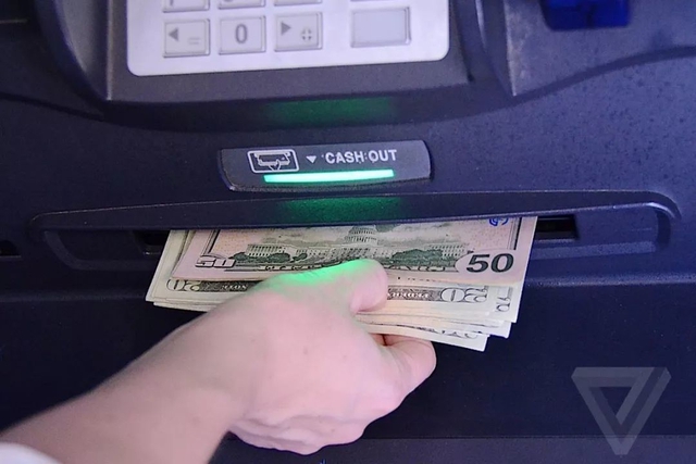 Chở cả túi tiền đến ATM gửi vào tài khoản, người đàn ông bị cảnh sát bắt ngay lập tức!- Ảnh 3.